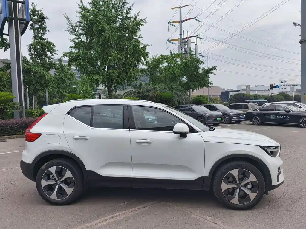 Volvo XC40 2025 B4 Luxury