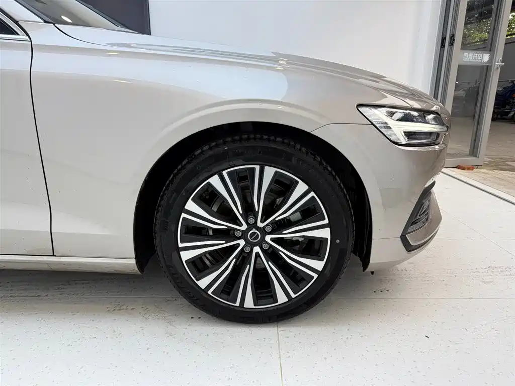Volvo S60 2025 B4 Luxury