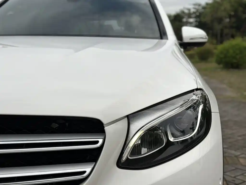 MERCEDES-BENZ GLC
