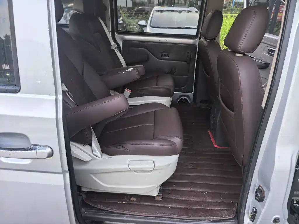 Wuling Rongguang V — миниатюра 9