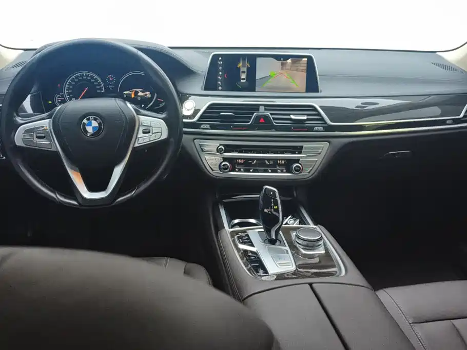 BMW 7 Series — миниатюра 12