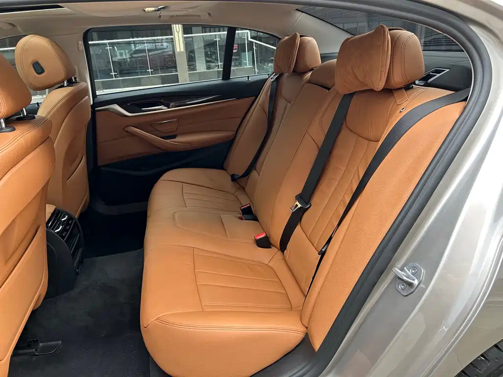 BMW 5 Series — миниатюра 13