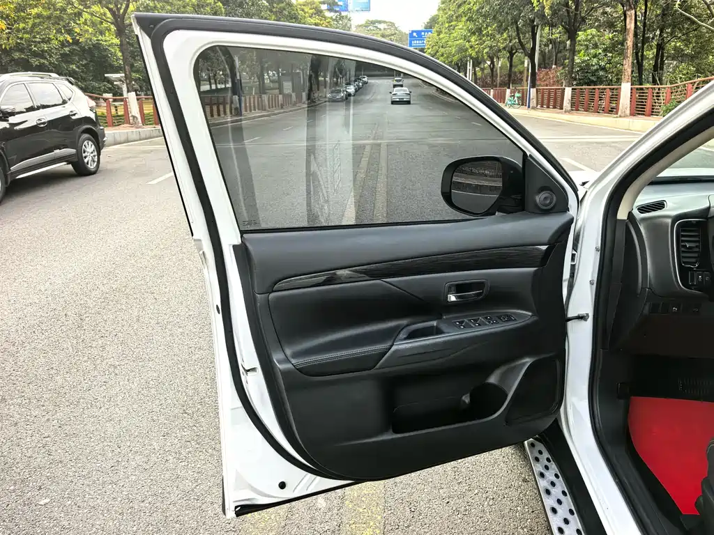 MITSUBISHI OUTLANDER