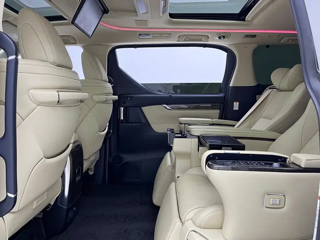 Toyota Alphard — миниатюра 7