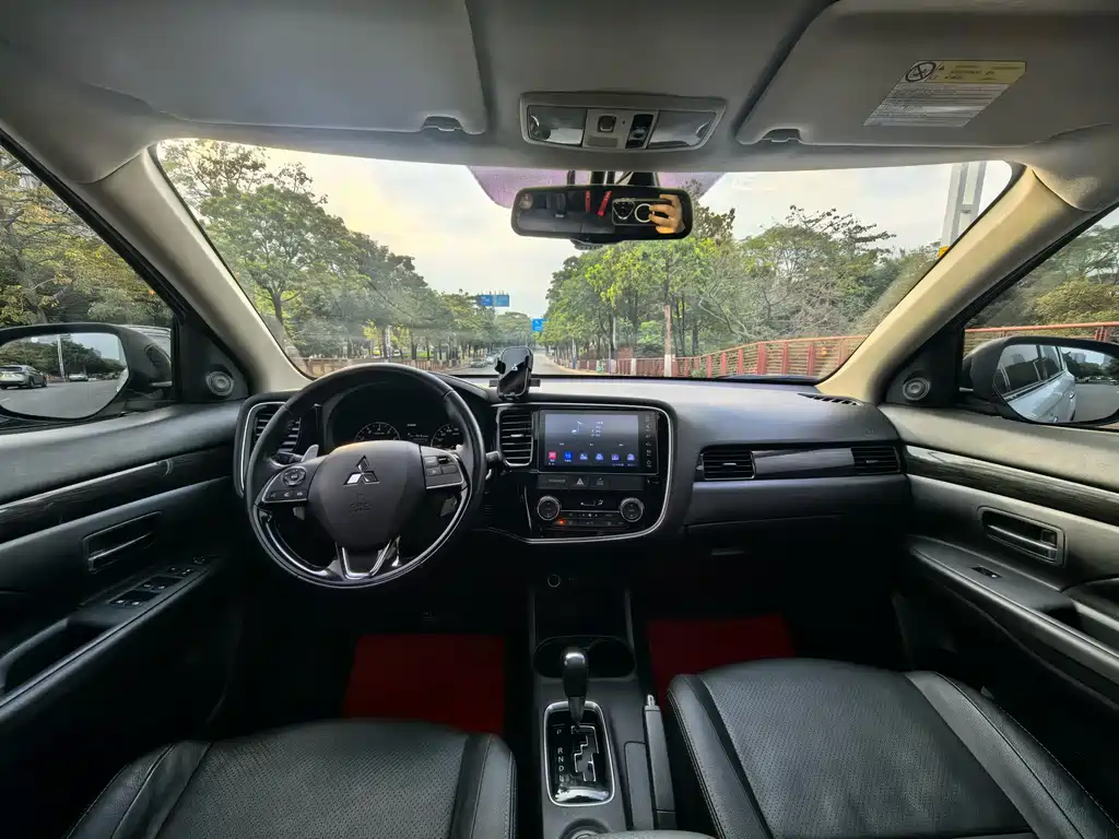 MITSUBISHI OUTLANDER