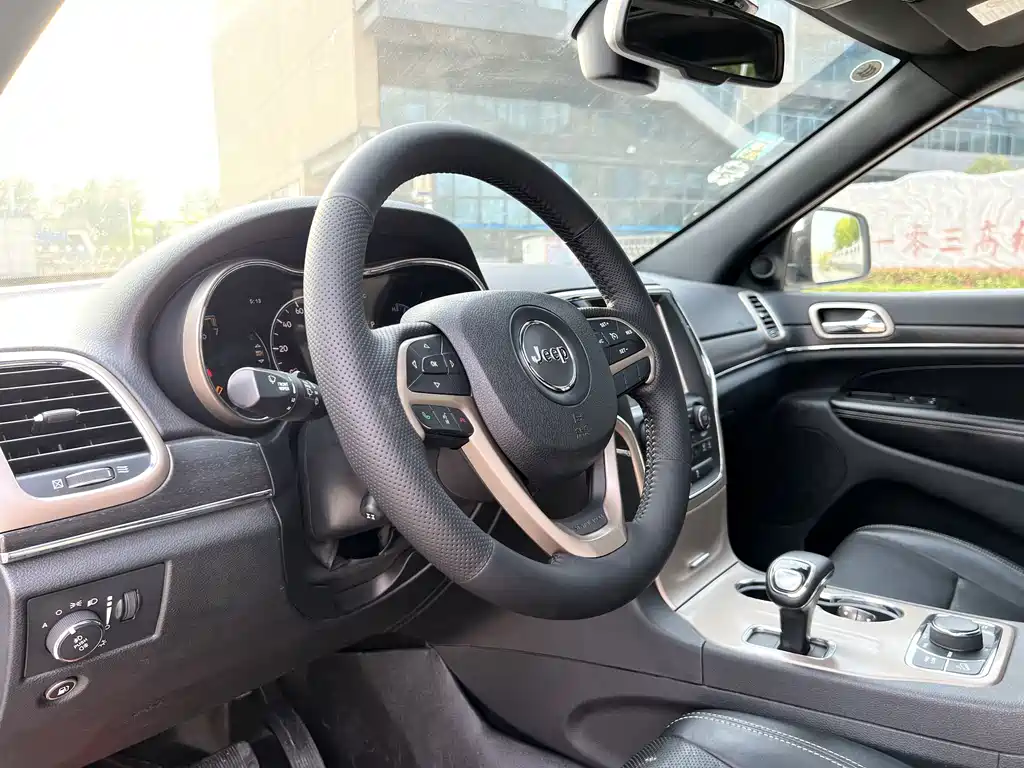 Jeep Grand Cherokee (Import) — миниатюра 10