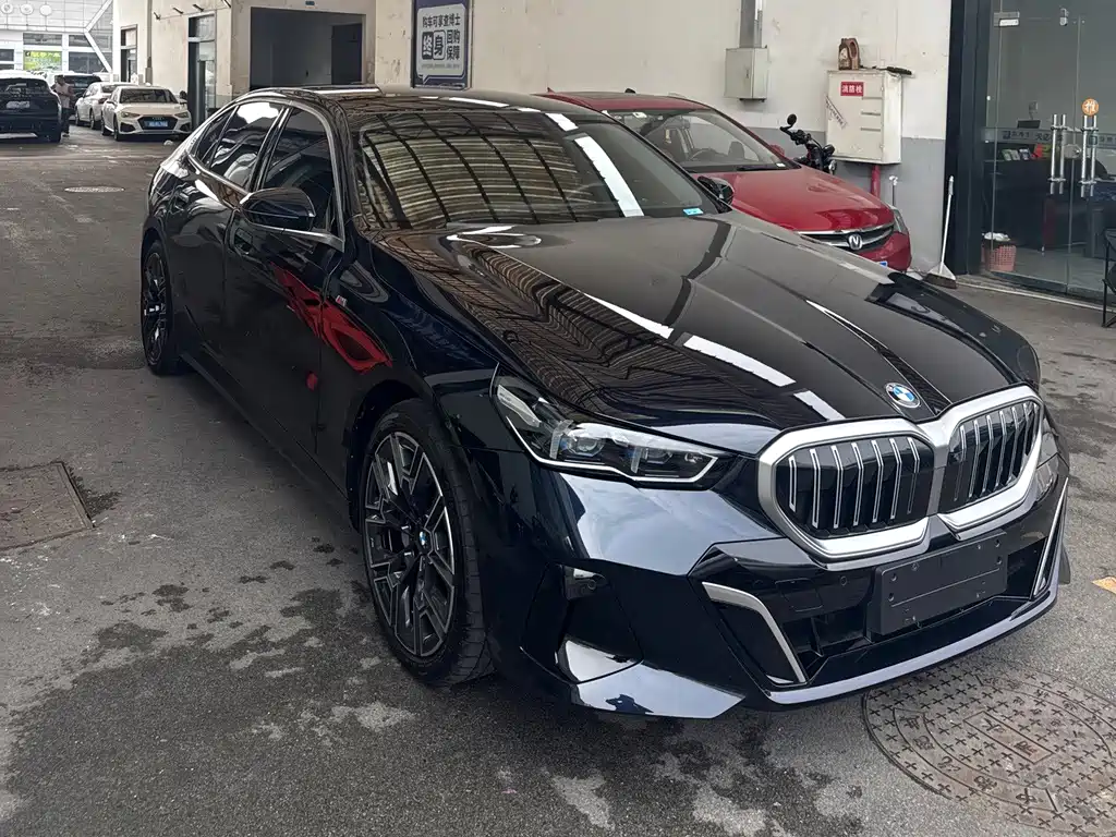 BMW 5 Series — миниатюра 2
