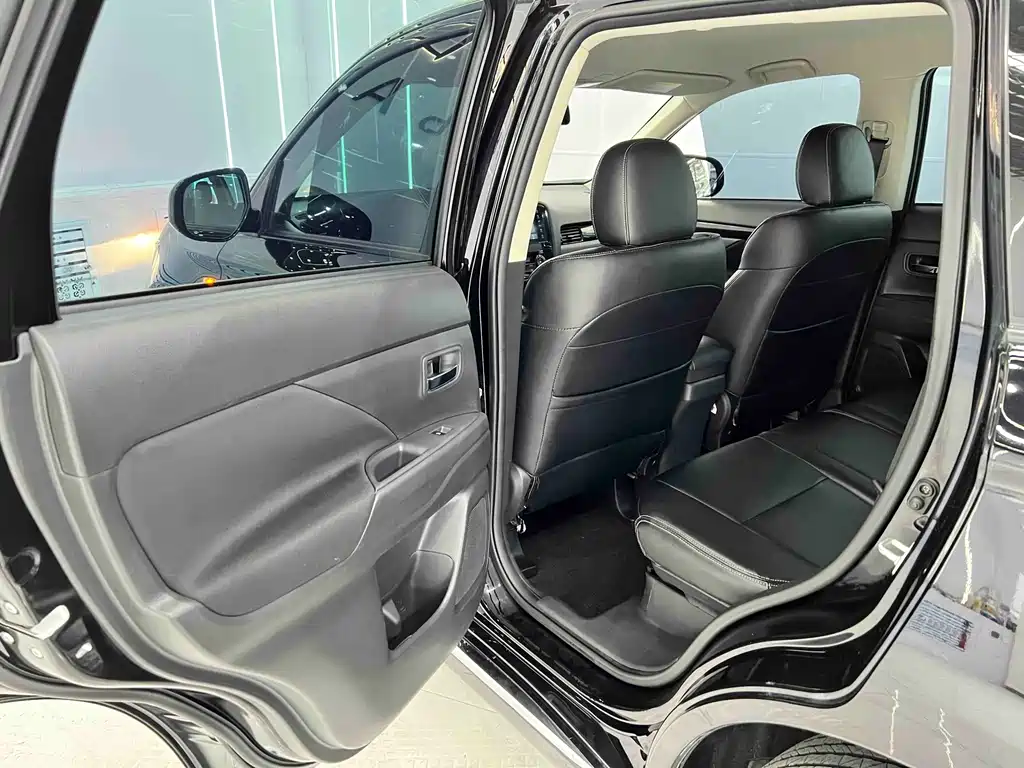 MITSUBISHI OUTLANDER