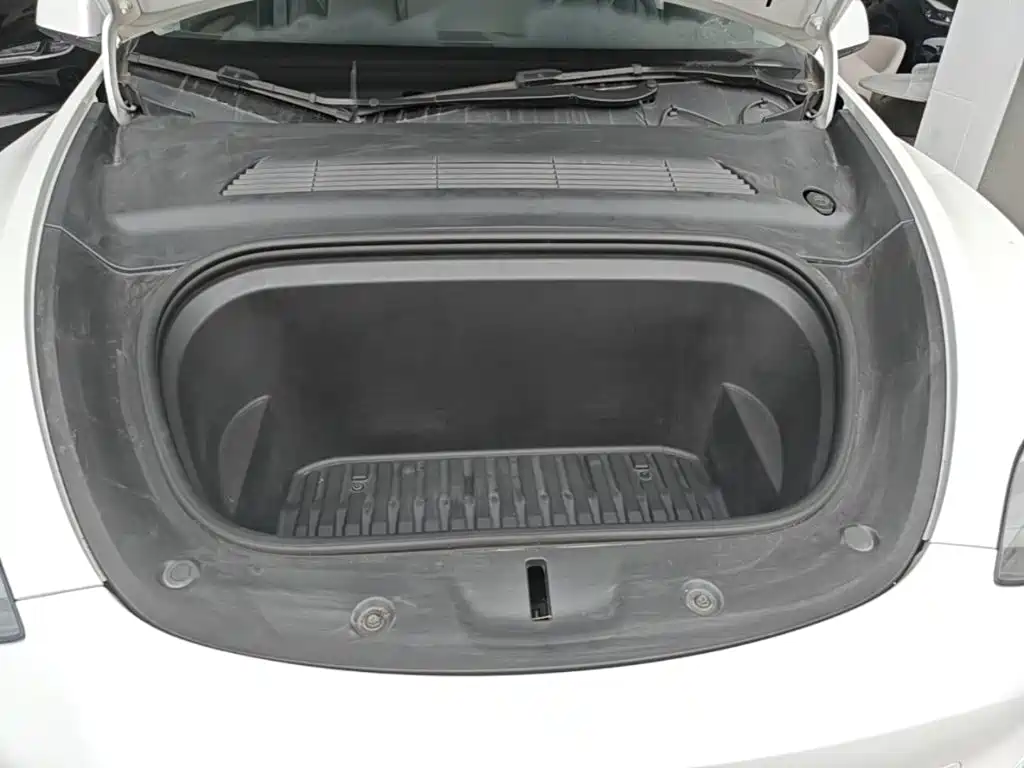 Tesla Model Y — миниатюра 20
