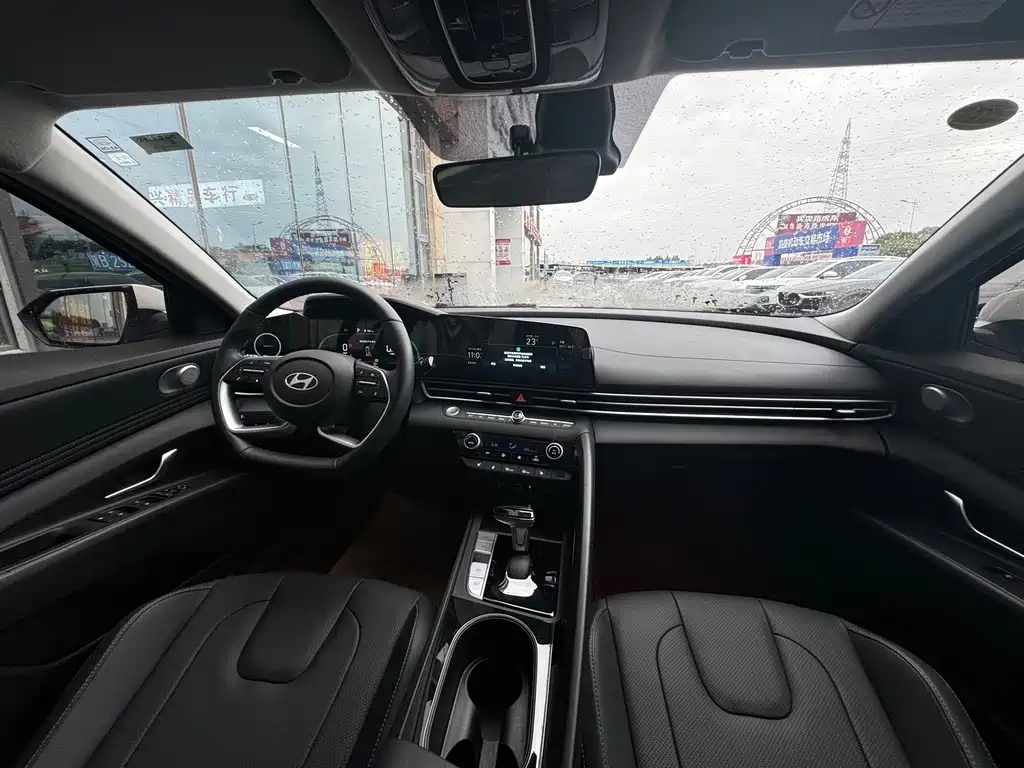 Hyundai Elantra 2023 1.5L CVT LUX Luxury