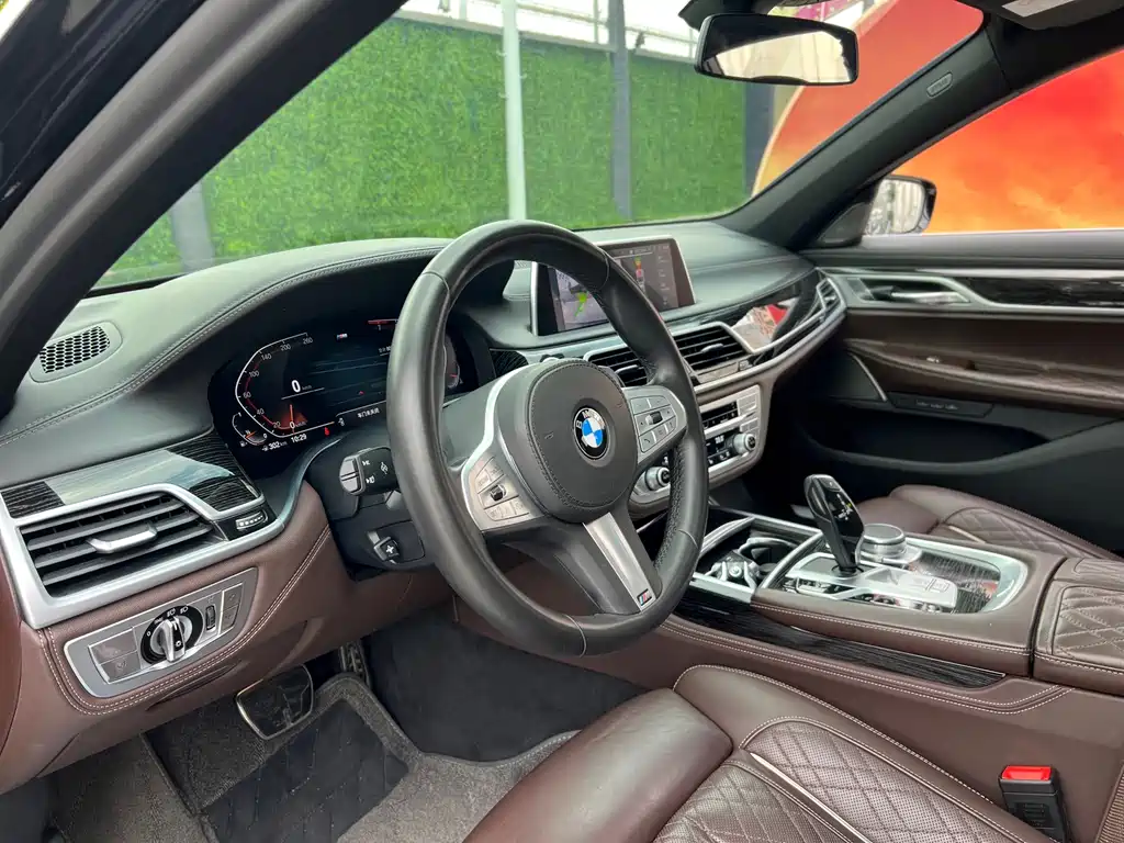 BMW 7 Series — миниатюра 9
