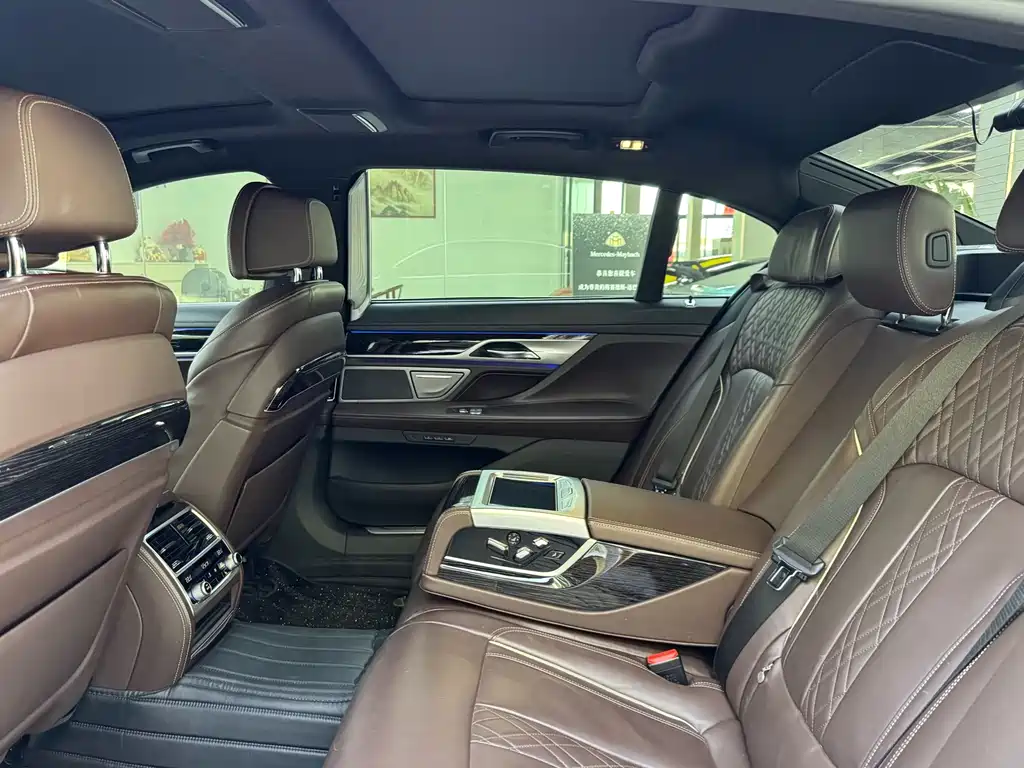 BMW 7 Series — миниатюра 6