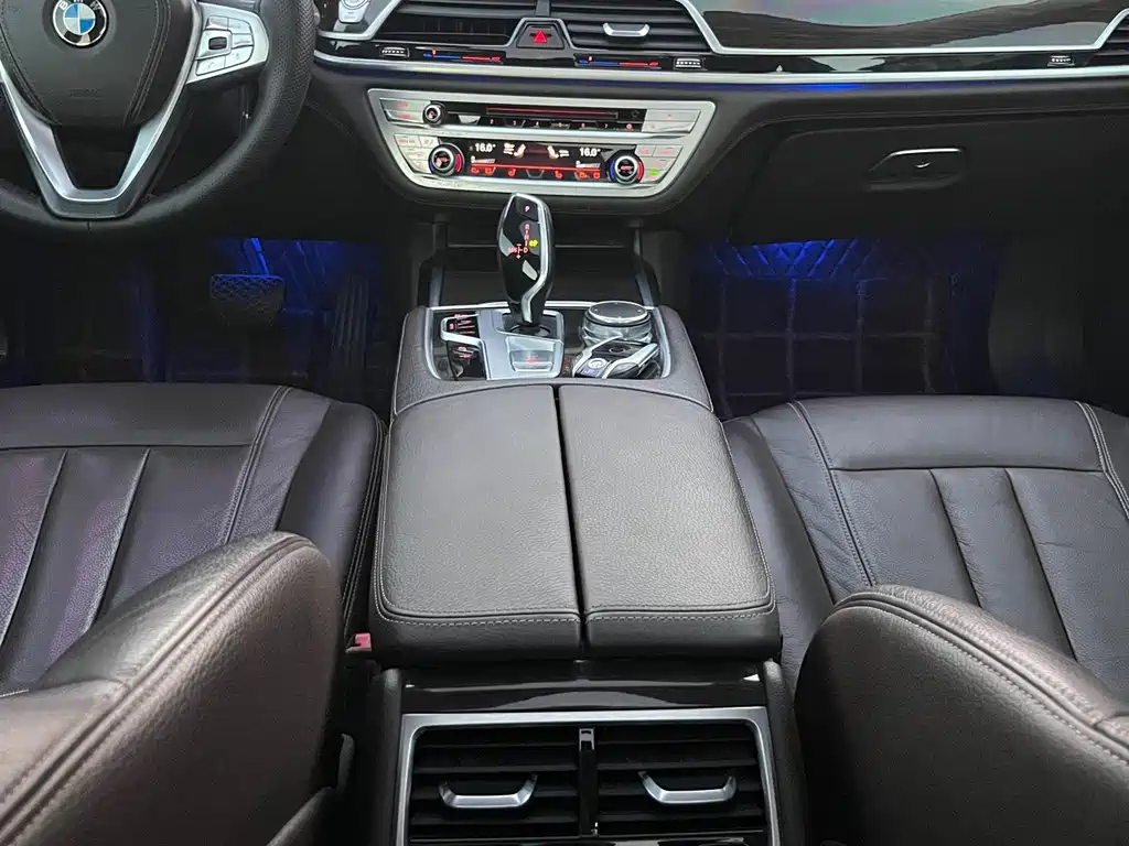 BMW 7 Series — миниатюра 13
