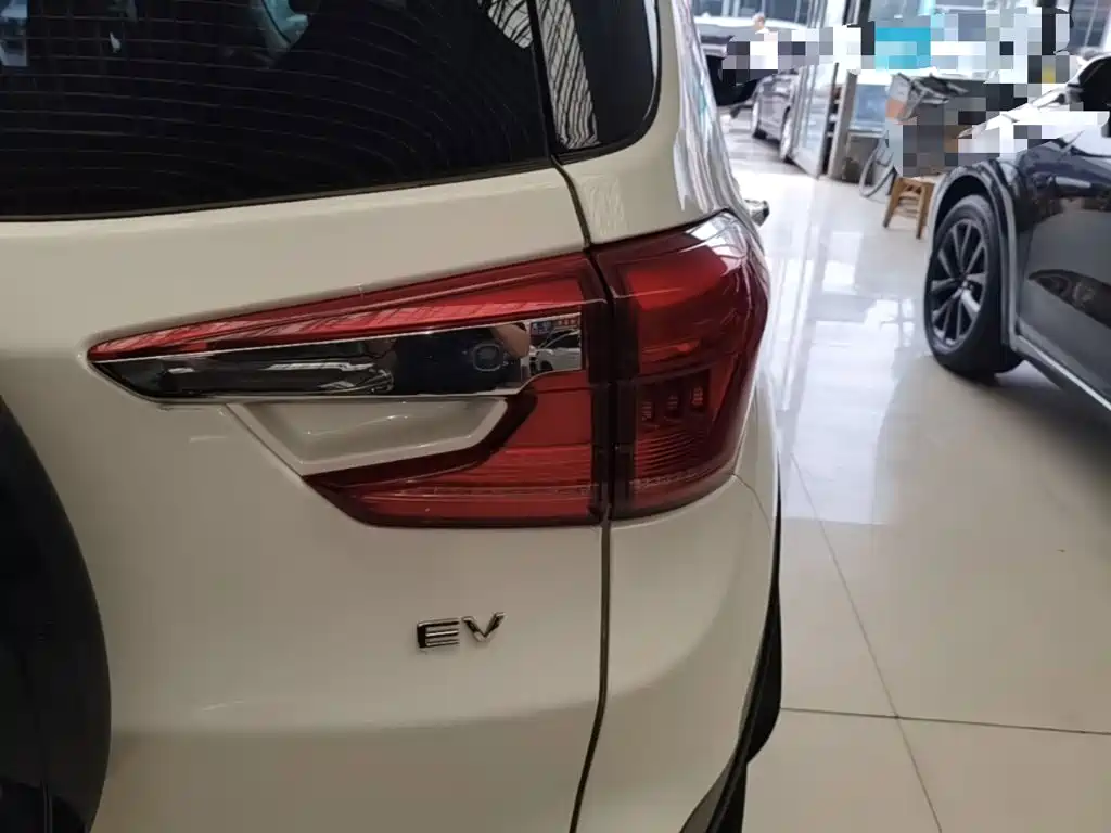 BYD Yuan EV — миниатюра 8