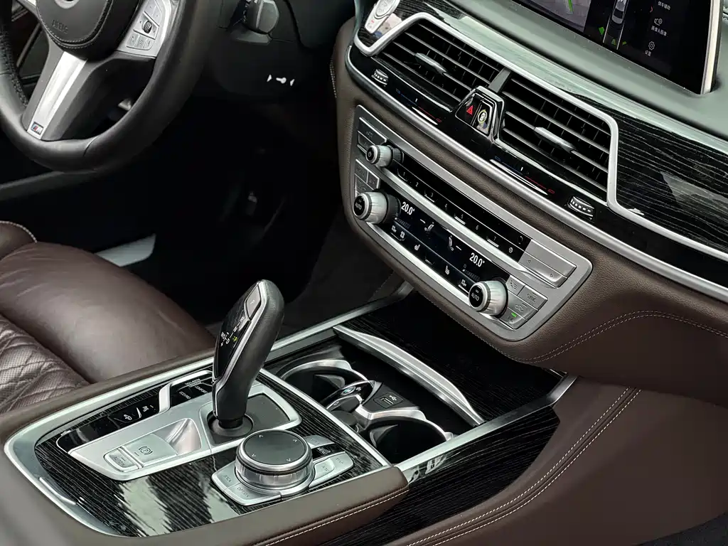 BMW 7 Series — миниатюра 13