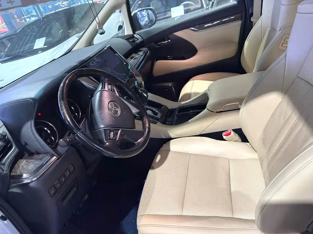 Toyota Alphard — миниатюра 5