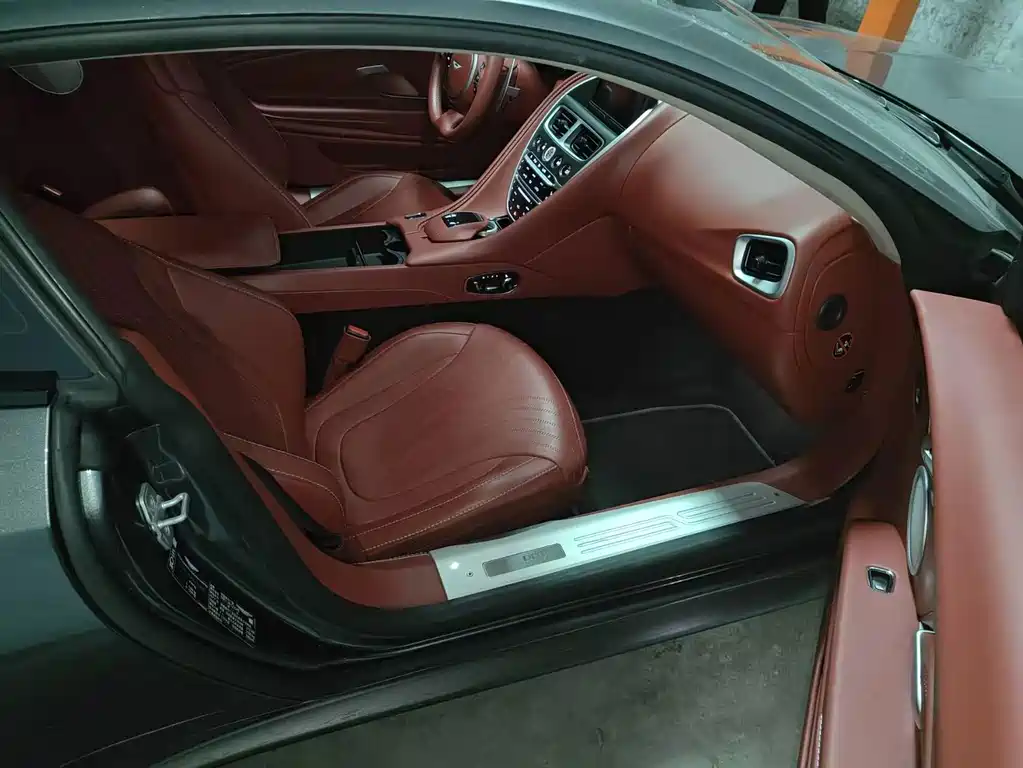Aston Martin DB11 — миниатюра 3