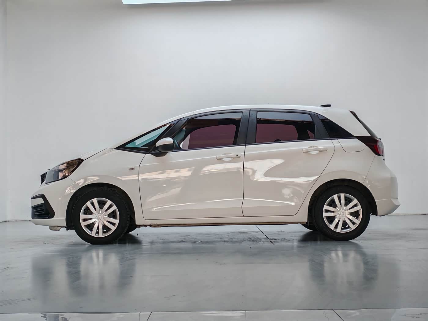 Honda Fit 1.5 л 2022 г. Белый, пробег 50000 км