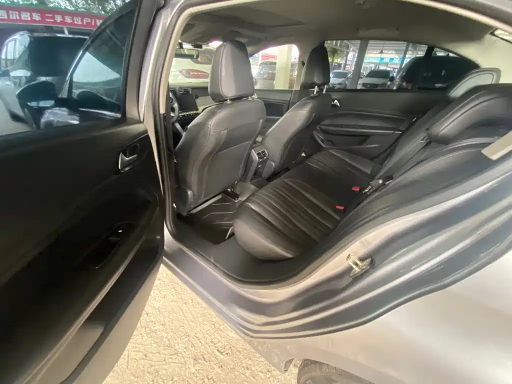 Peugeot 408 — миниатюра 4