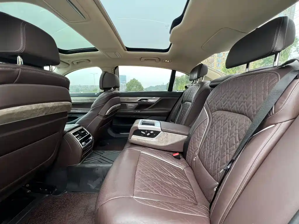 BMW 7 Series — миниатюра 5
