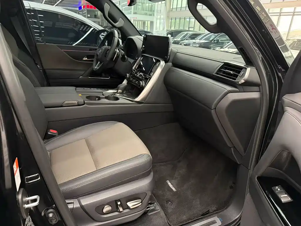 Lexus LX — миниатюра 6