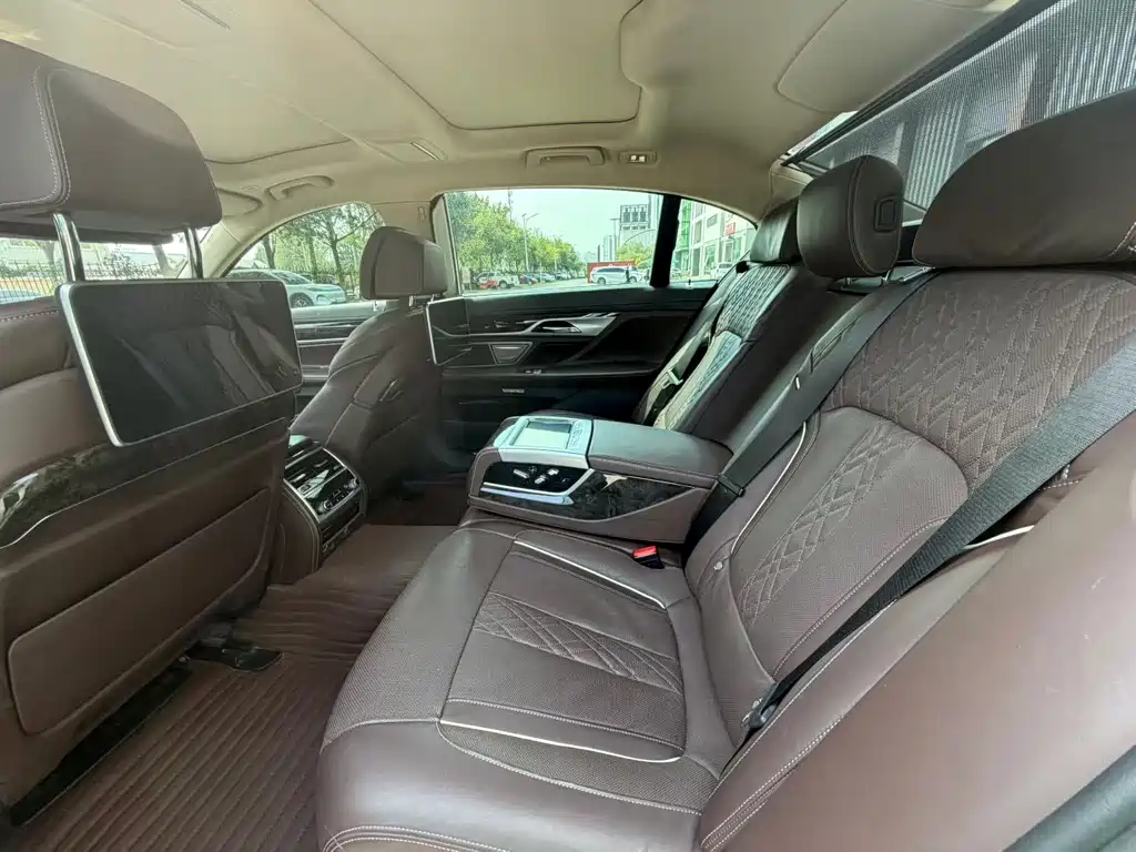 BMW 7 Series — миниатюра 5