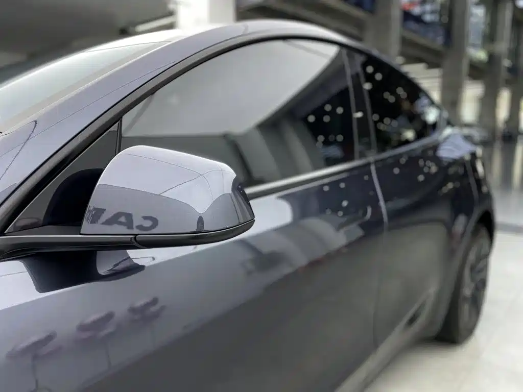 Tesla Model Y — миниатюра 10