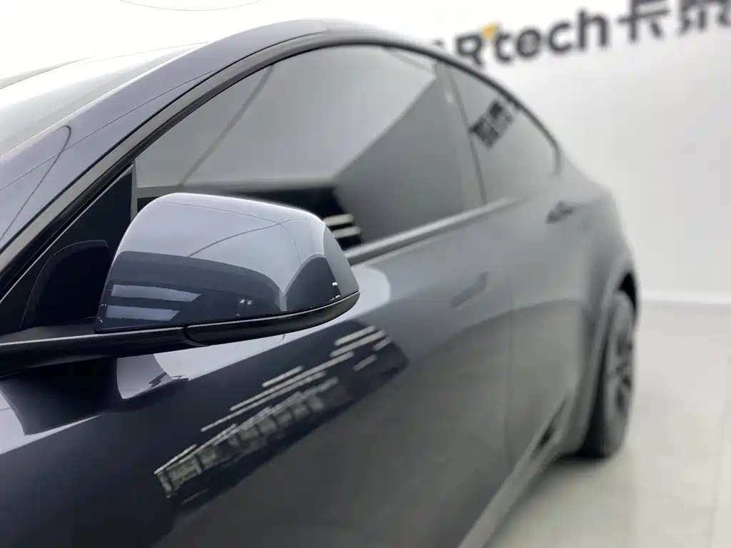 Tesla Model Y — миниатюра 10