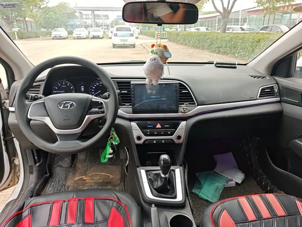 Hyundai Elantra — миниатюра 10