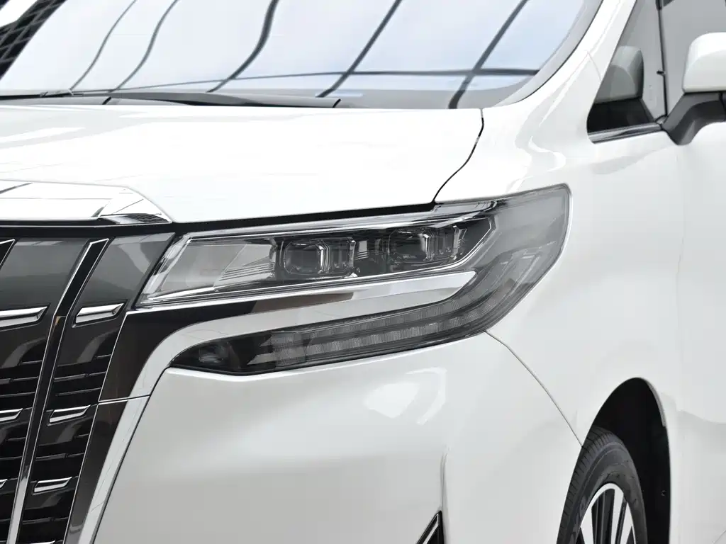 Toyota Alphard — миниатюра 5
