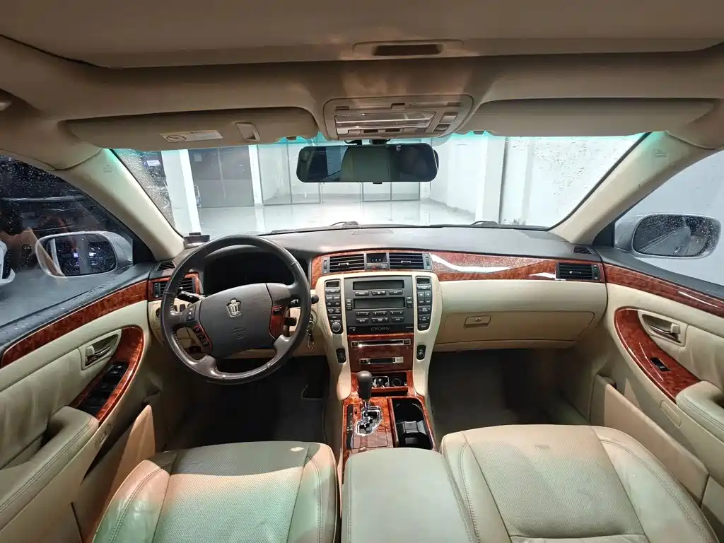 Toyota Crown — миниатюра 4