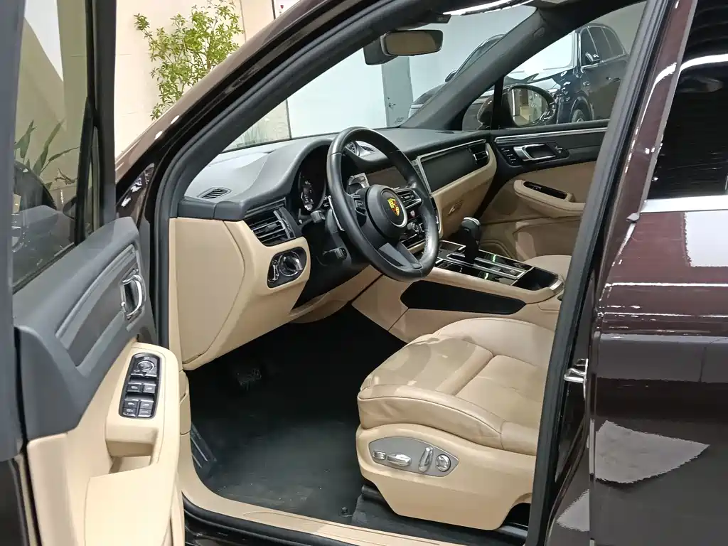 PORSCHE MACAN