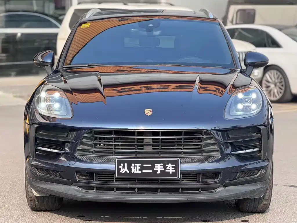 PORSCHE MACAN