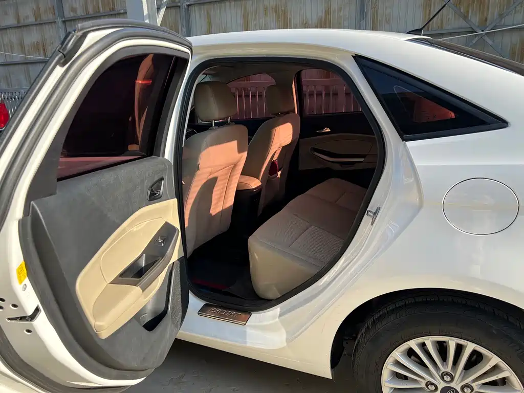 Ford Escort 2015 1.5L MT Comfort