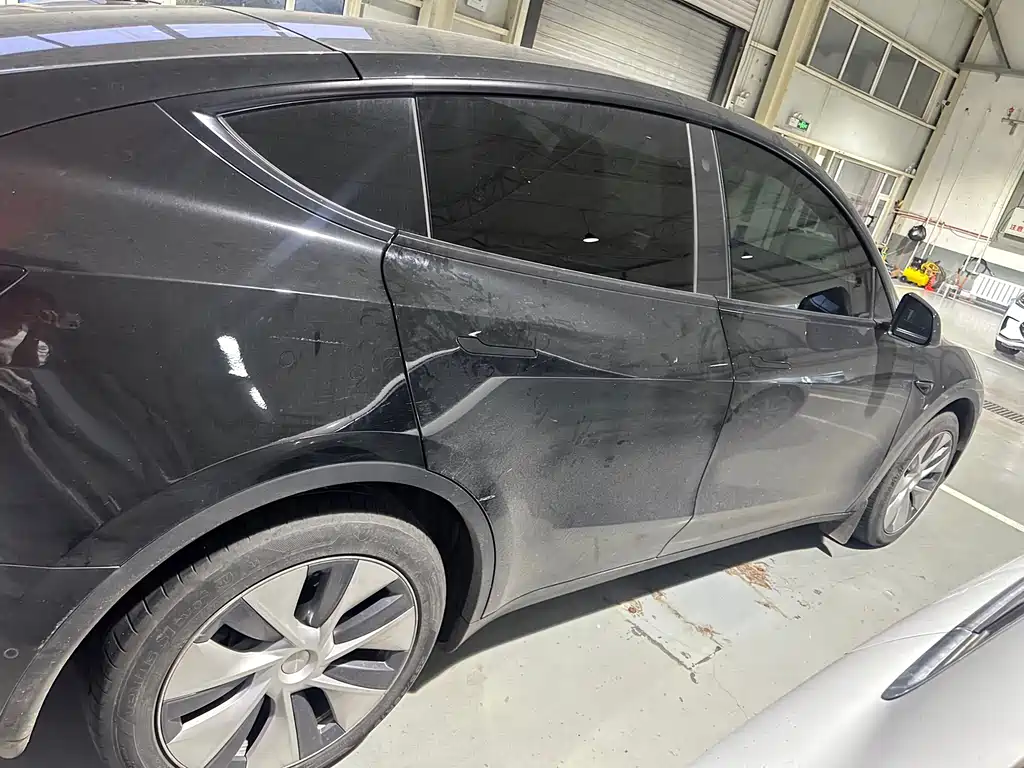 Tesla Model Y — миниатюра 6
