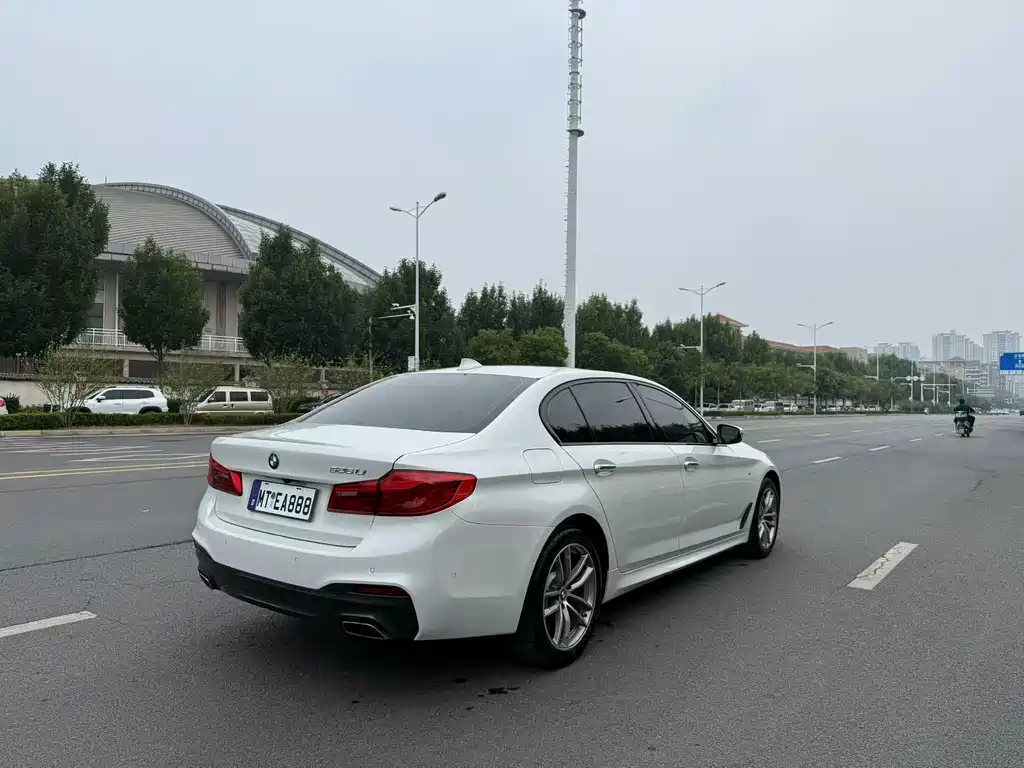 BMW 5 Series — миниатюра 7