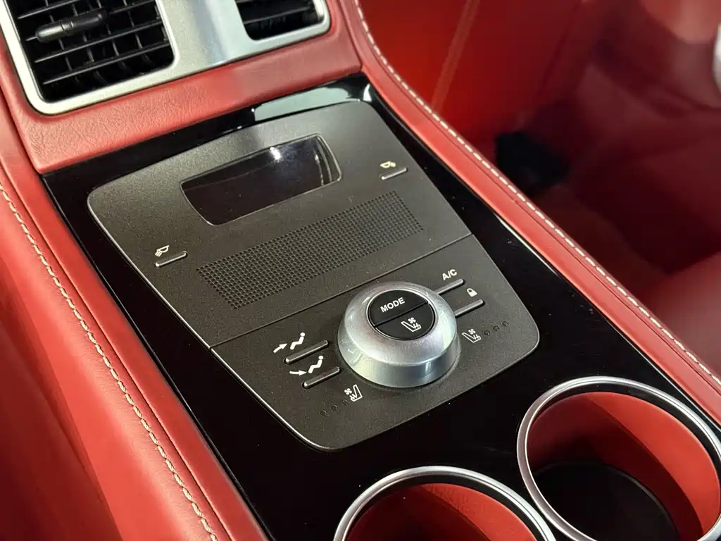 Aston Martin Rapide — миниатюра 17