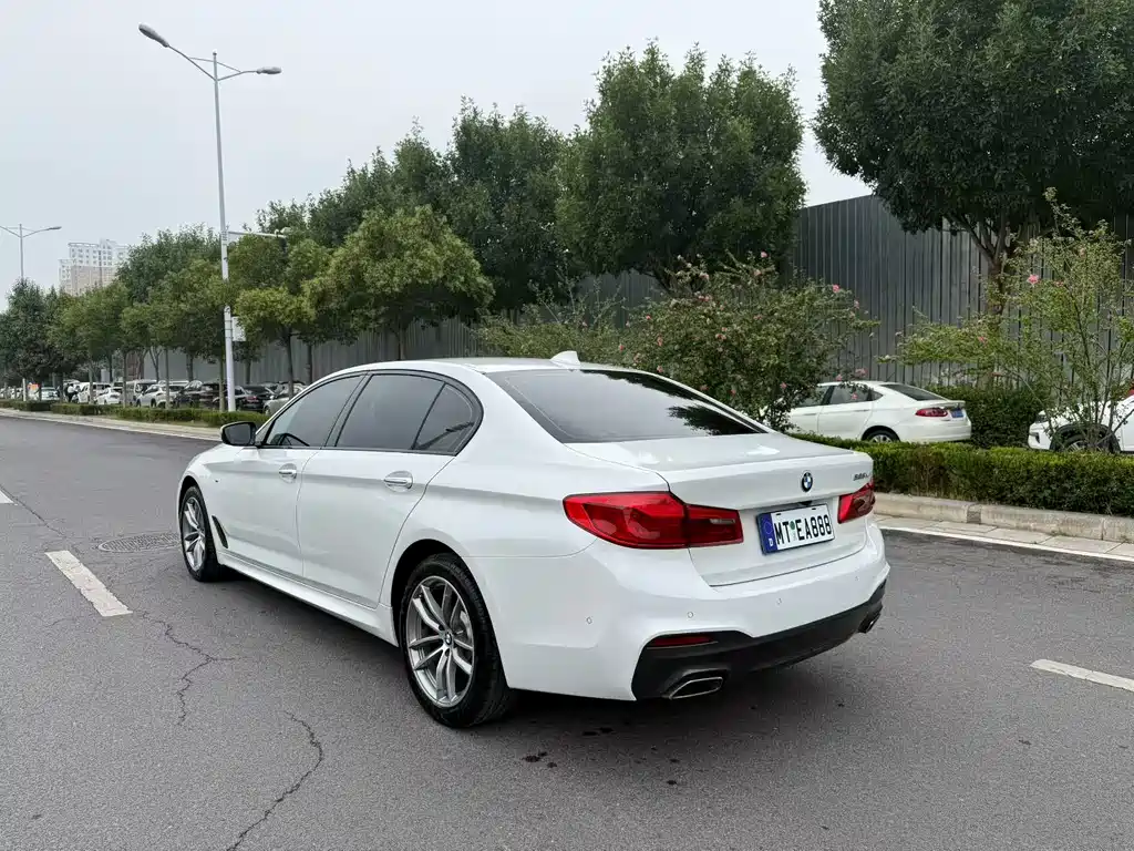 BMW 5 Series — миниатюра 9