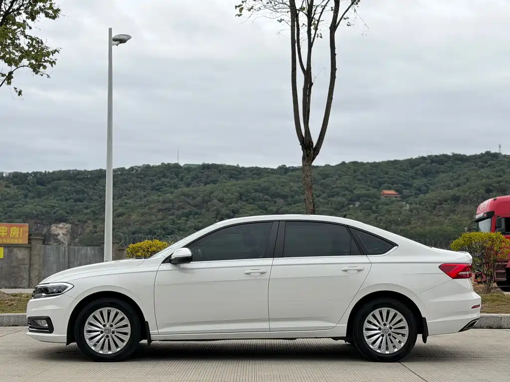 Volkswagen Lavida — миниатюра 3