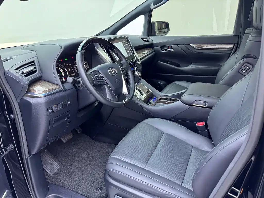 Toyota Alphard — миниатюра 4
