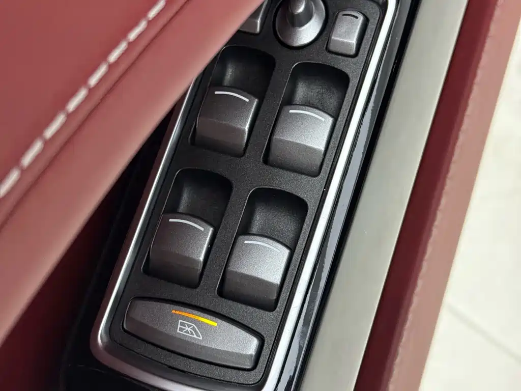 Aston Martin Rapide — миниатюра 10