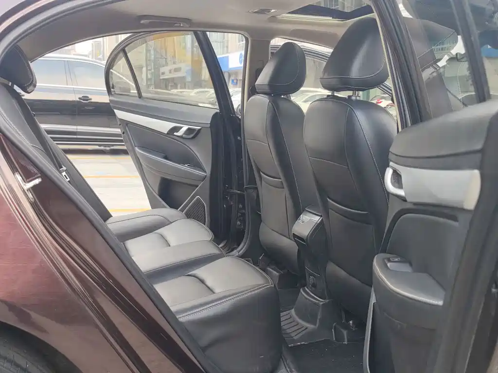 Geely Emgrand — миниатюра 10