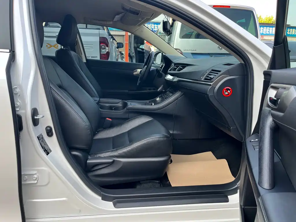 Lexus CT — миниатюра 21