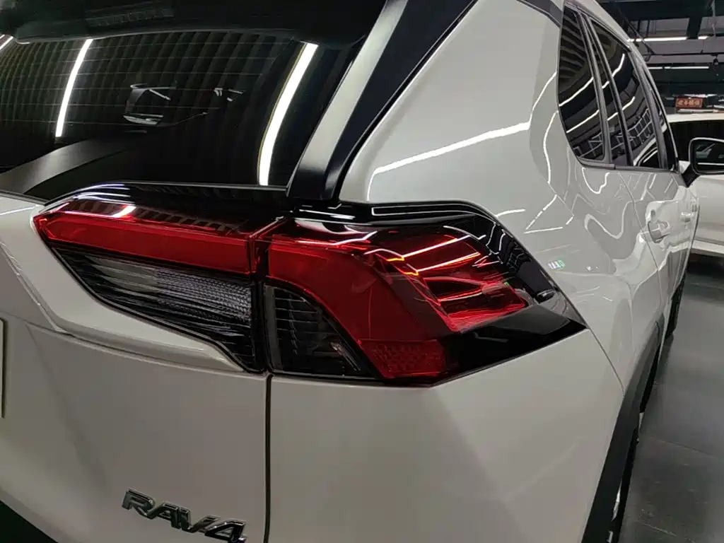 Toyota RAV4 — миниатюра 8