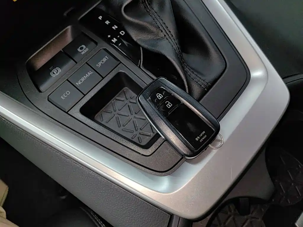 Toyota RAV4 — миниатюра 9