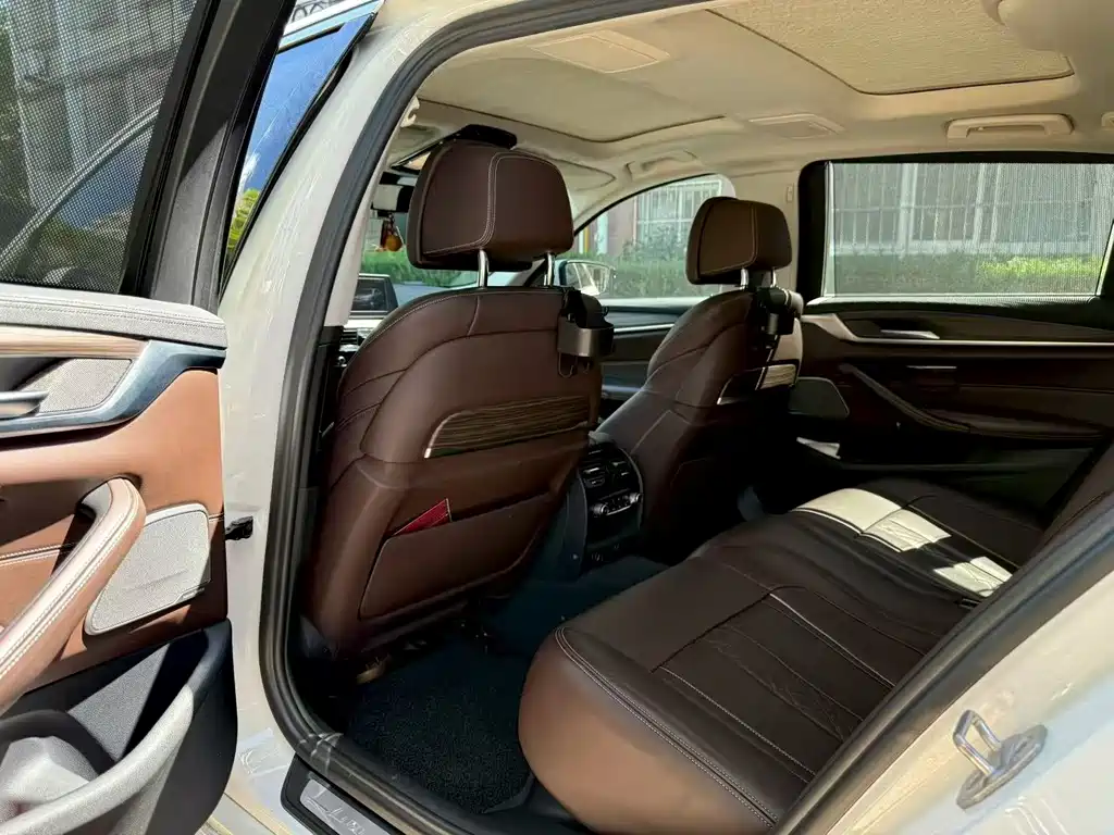 BMW 5 Series — миниатюра 9