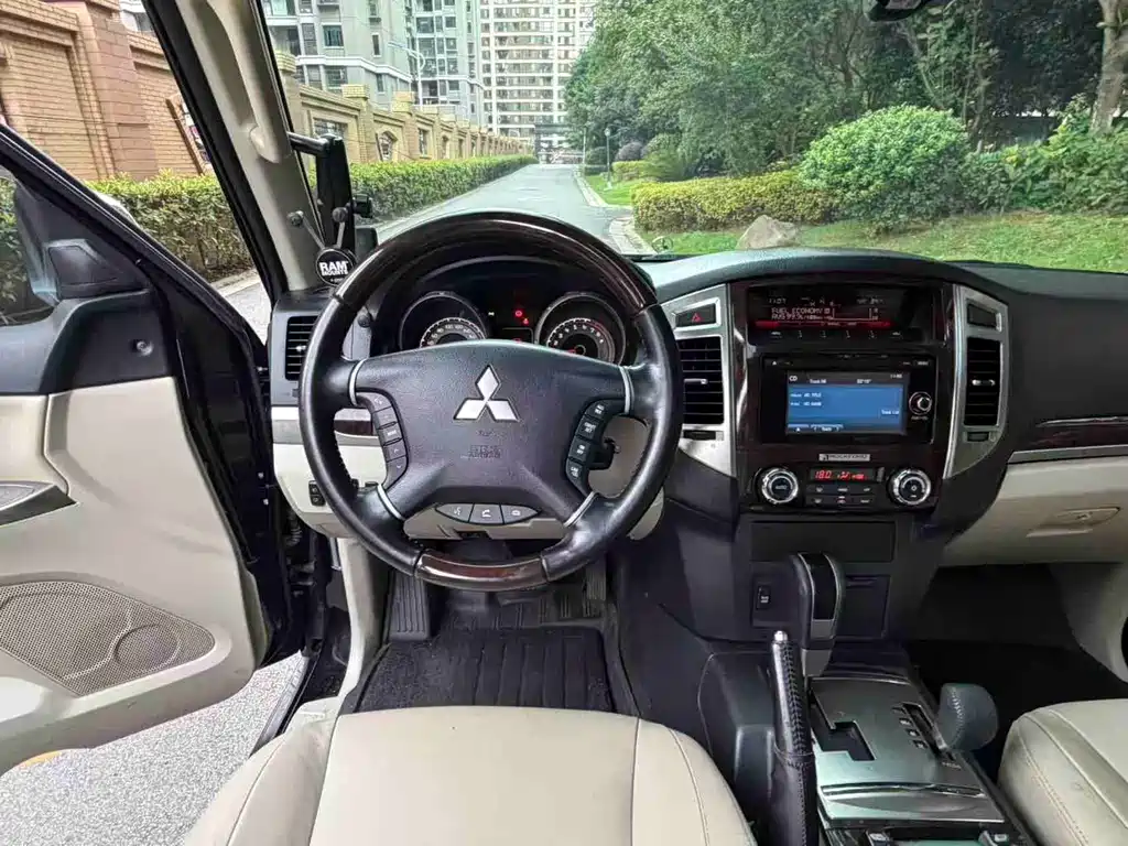 Mitsubishi Pajero (Import) — миниатюра 9