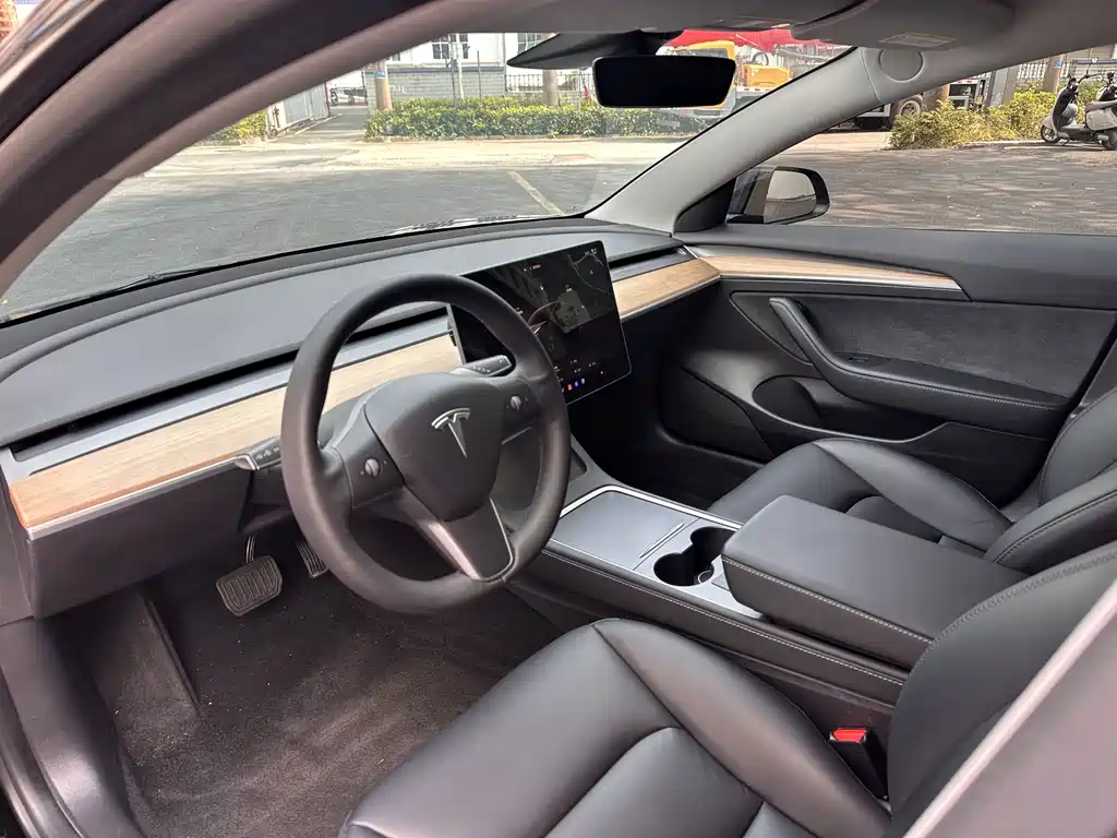 Tesla Model 3 — миниатюра 9