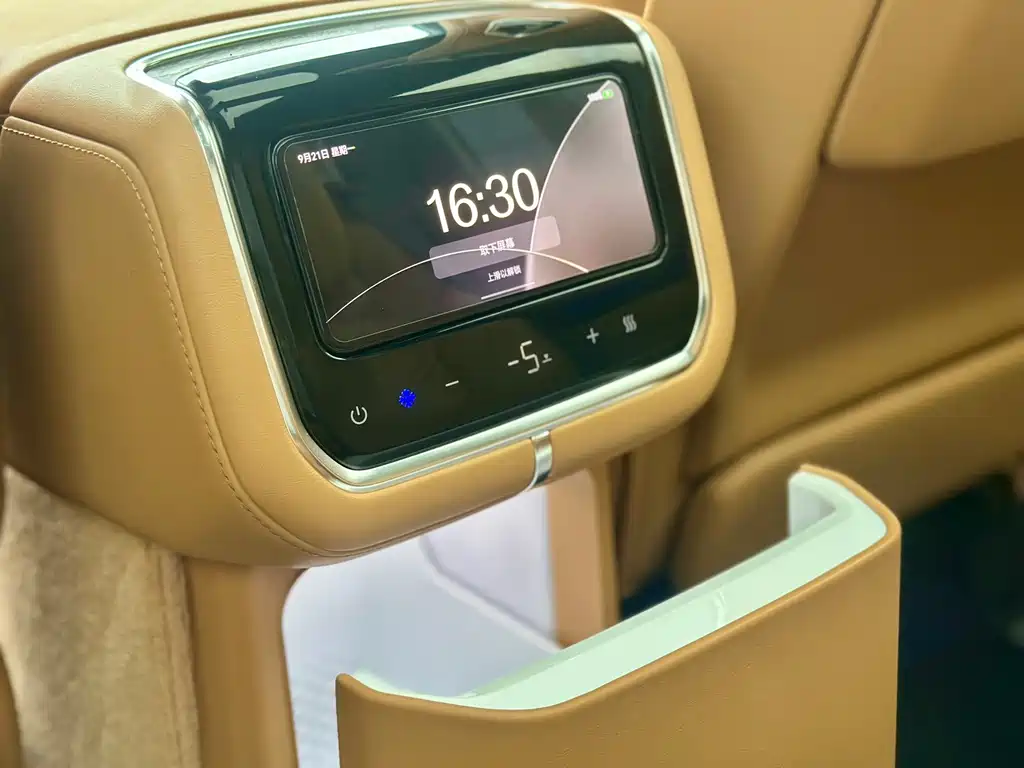 Zeekr 9X 2025 Hyper 70kWh мест