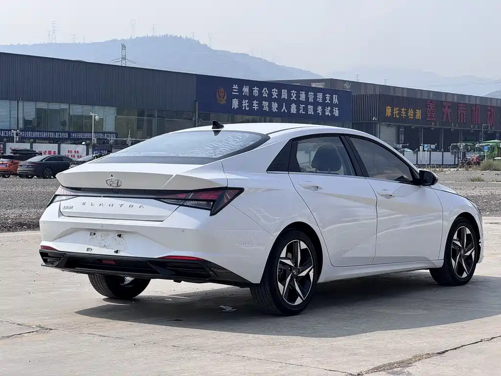 Hyundai Elantra — миниатюра 14